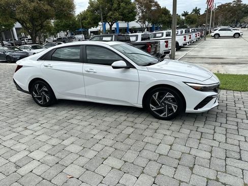 Used 2025 Hyundai Elantra SEL FWD image 15
