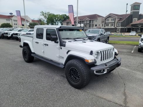 Used 2023 Jeep Gladiator Overland w/ Trailer Tow Package AWD/4WD image 1