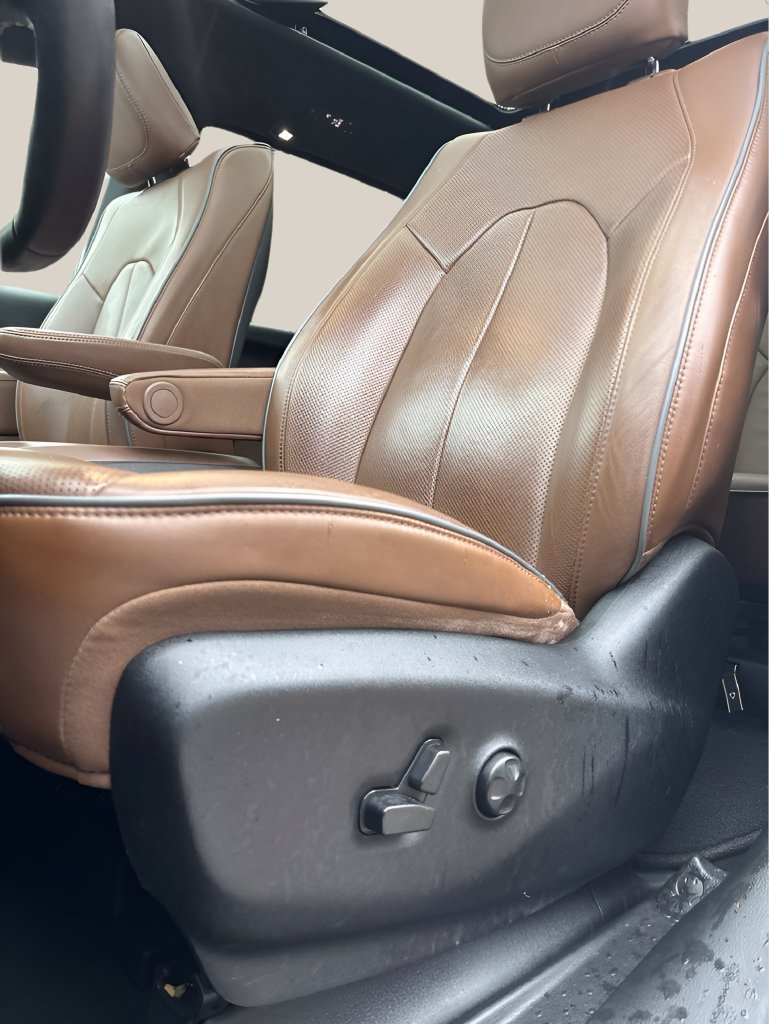 Used 2020 Chrysler Pacifica Limited w/ Advanced Safetytec Group FWD image 12