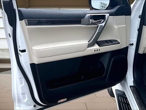 Used 2023 Lexus GX 460 Luxury w/ Accessory Package AWD/4WD image 22