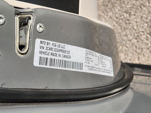 Used 2023 Chrysler Pacifica Limited FWD image 33