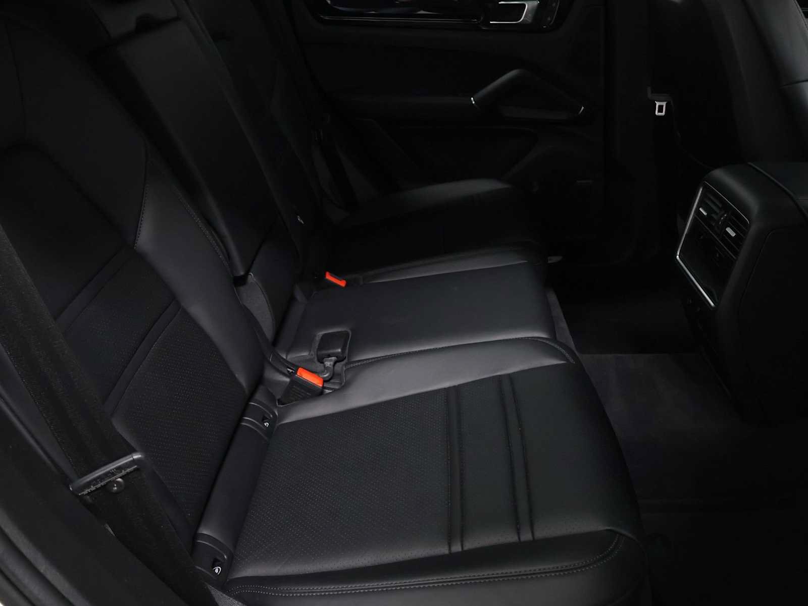 Used 2022 Porsche Cayenne AWD/4WD image 37
