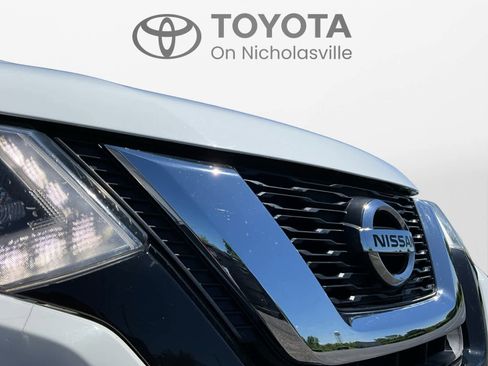 Used 2017 Nissan Rogue SV AWD/4WD image 10