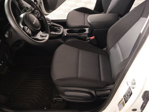 Used 2025 Kia Soul LX w/ LX Technology Package FWD image 10