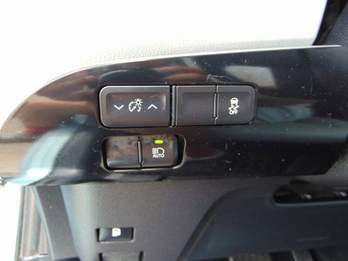 Used 2017 Toyota Prius Three Touring w/ Carpet Mat Package FWD image 19