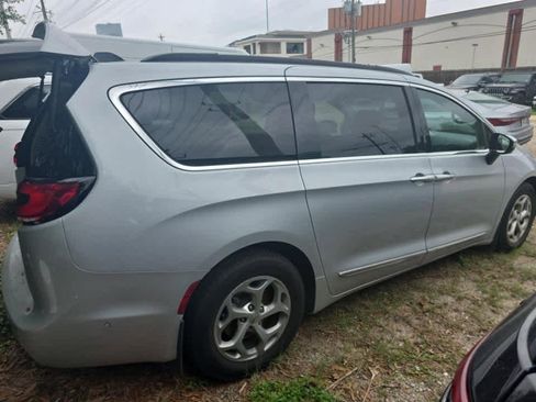 Used 2023 Chrysler Pacifica Limited w/ Uconnect Theater Family Group FWD image 7