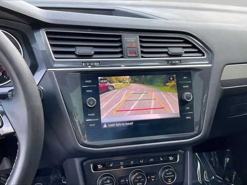 Used 2021 Volkswagen Tiguan SE w/ Panoramic Sunroof Package AWD/4WD image 28