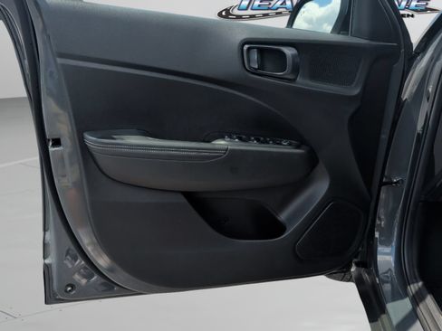 Used 2025 Hyundai Venue Limited FWD image 21