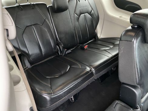 Used 2017 Chrysler Pacifica Touring-L image 7