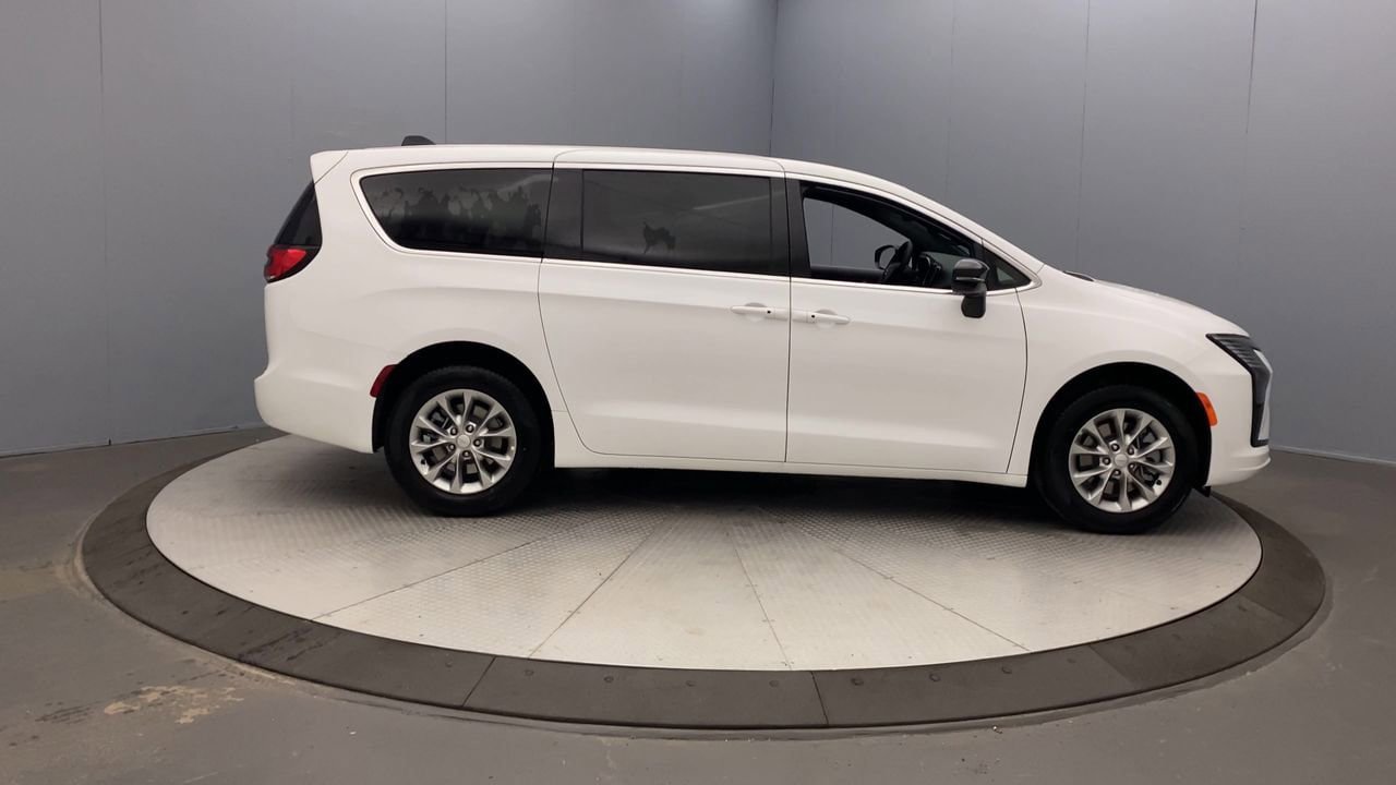 New 2027 Chrysler Pacifica Select w/ Family Tech Group AWD/4WD image 6