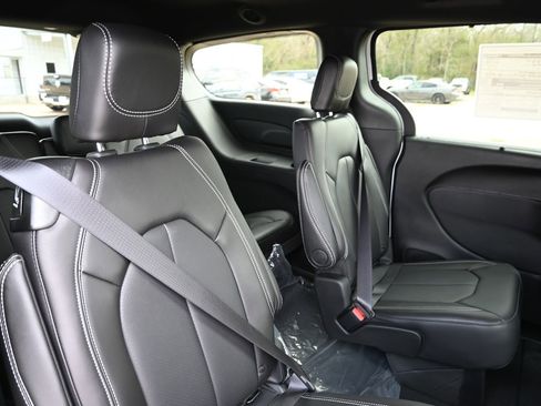 New 2026 Chrysler Pacifica Select image 24