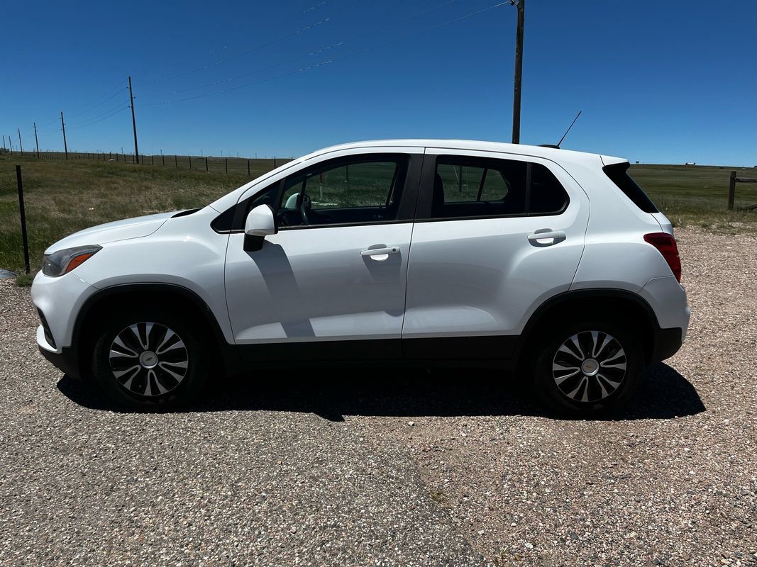 Used 2017 Chevrolet Trax LS FWD image 2