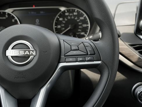 Used 2025 Nissan Altima 2.5 SV FWD image 11