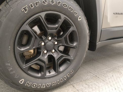 Used 2019 Jeep Cherokee Trailhawk w/ Cold Weather Group image 31