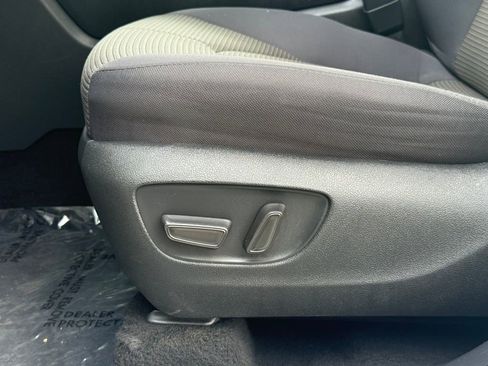 Used 2023 Toyota Highlander LE FWD image 25