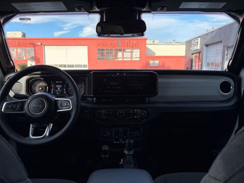 Used 2025 Jeep Wrangler Unlimited Sahara AWD/4WD image 34
