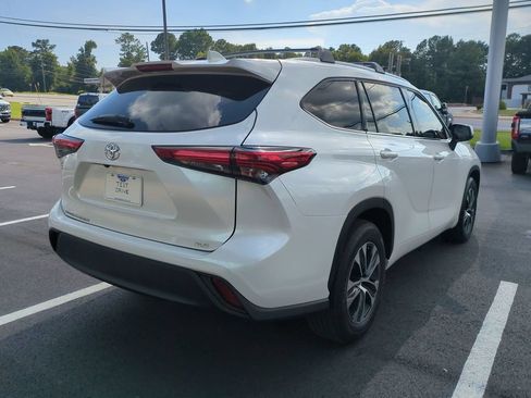 Used 2021 Toyota Highlander XLE FWD image 5