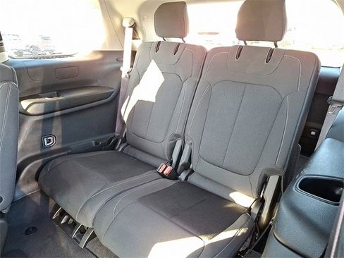 Used 2023 Jeep Grand Cherokee L Laredo image 11