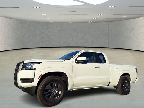 Used 2025 Nissan Frontier SV image 1