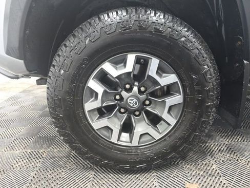 Used 2018 Toyota Tacoma TRD Off-Road w/ Technology Package AWD/4WD image 9