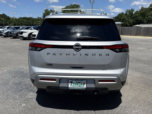 Used 2023 Nissan Pathfinder SL w/ SL Premium Package FWD image 4