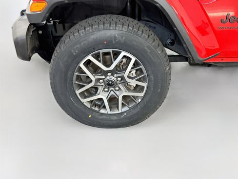 Used 2025 Jeep Wrangler Unlimited Sahara AWD/4WD image 11