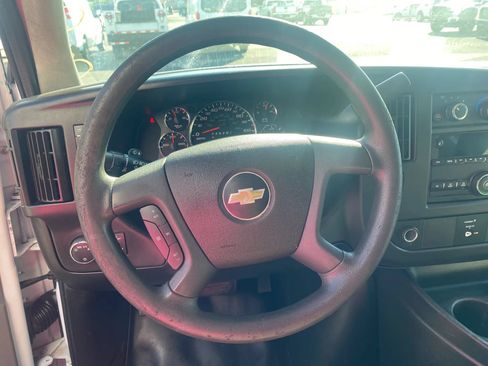 Used 2017 Chevrolet Express 4500 Extended RWD image 8