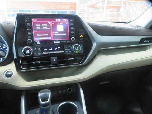Used 2021 Toyota Highlander XLE FWD image 39