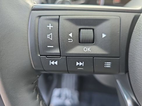 Used 2024 Nissan Pathfinder SV w/ SV Premium Package FWD image 18