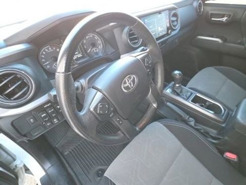 Used 2022 Toyota Tacoma TRD Off-Road image 10