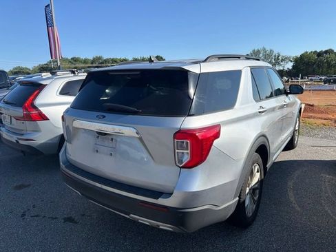 Used 2023 Ford Explorer XLT w/ Equipment Group 202A RWD image 3