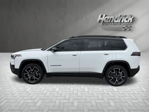 Used 2026 Jeep Cherokee Overland w/ Trailer Tow Group AWD/4WD image 7