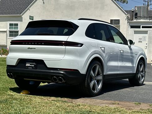 Certified 2025 Porsche Cayenne GTS AWD/4WD image 8