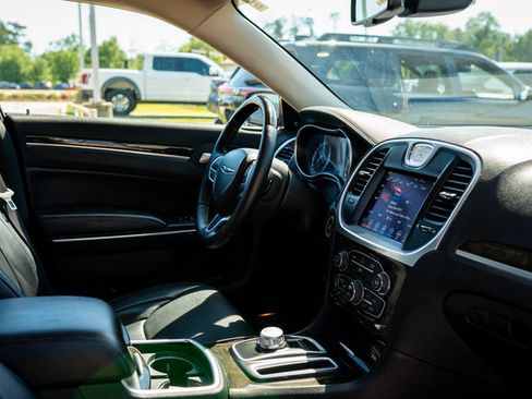 Used 2017 Chrysler 300 C RWD image 23