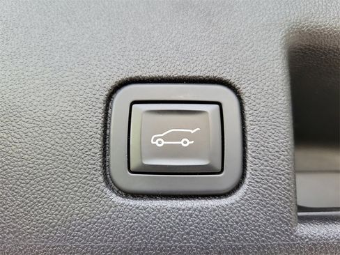 Used 2019 Chevrolet Equinox LT w/ Driver Convenience Package image 9