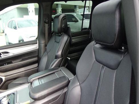 Certified 2024 Jeep Wagoneer Series II w/ Convenience Group I AWD/4WD image 20