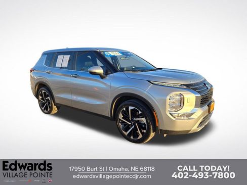 Used 2022 Mitsubishi Outlander SE image 1