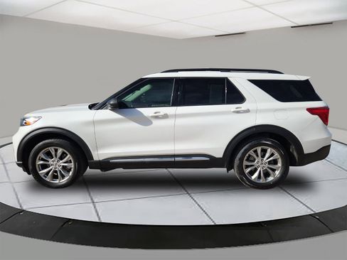 Used 2020 Ford Explorer XLT w/ Equipment Group 202A image 2