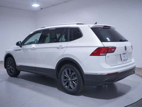 Used 2023 Volkswagen Tiguan SE w/ Panoramic Sunroof Package FWD image 3
