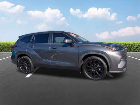 Used 2024 Toyota Highlander XLE image 2