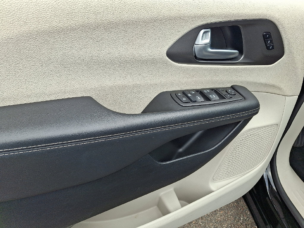Used 2024 Chrysler Pacifica Touring-L FWD image 14