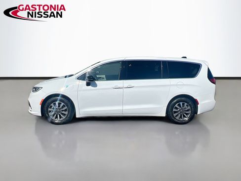 Used 2024 Chrysler Pacifica Limited FWD image 5