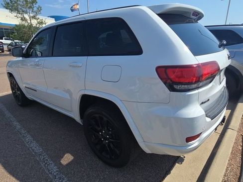 Used 2018 Jeep Grand Cherokee Altitude AWD/4WD image 9