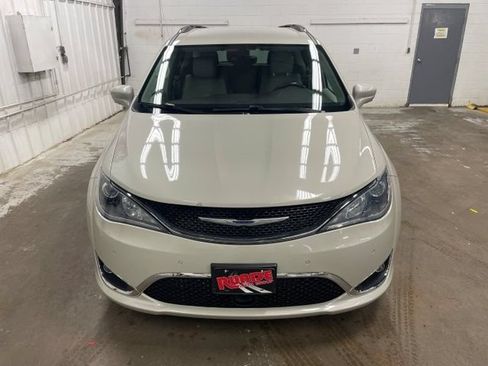 Used 2019 Chrysler Pacifica Touring-L Plus w/ Advanced Safetytec Group FWD image 2