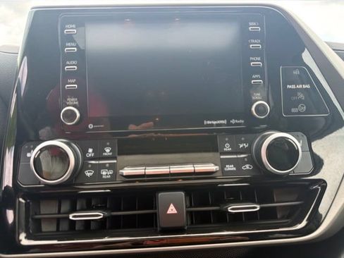 Used 2021 Toyota Highlander XLE AWD/4WD image 29