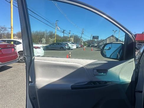 Used 2016 Toyota Sienna L image 7