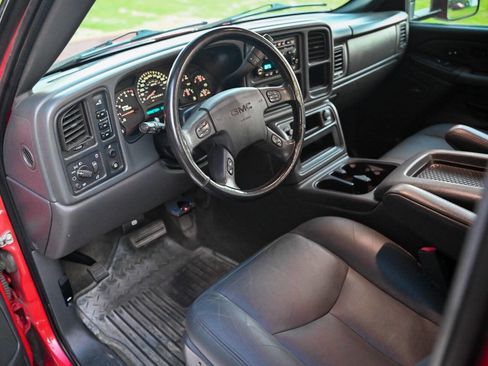 Used 2006 GMC Sierra 2500 SLT w/ Heavy-Duty Power Package AWD/4WD image 3