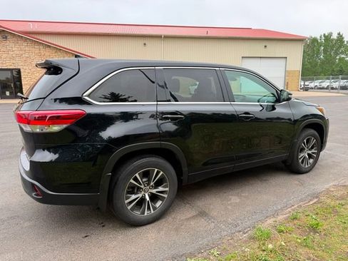 Used 2018 Toyota Highlander Plus AWD/4WD image 4