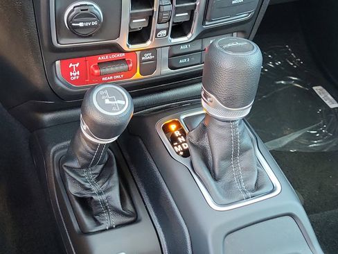 New 2025 Jeep Gladiator Mojave w/ Convenience Group image 16