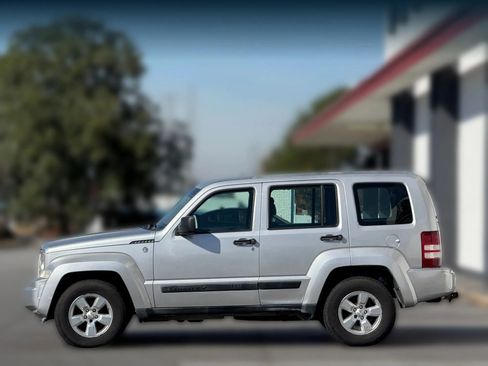 Used 2011 Jeep Liberty Sport image 8